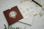 Invitatie nunta visiniu din carton 9×13