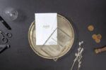 Invitatie nunta aurie plexiglas 7080