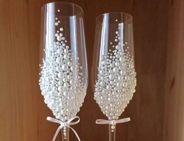 Pahare de nunta DIY: Idei creative pentru decorarea paharelor mirilor