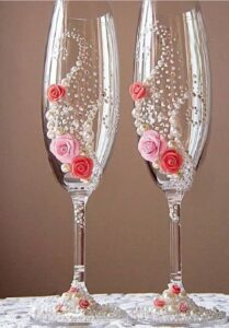 Pahare de nunta DIY: Idei creative pentru decorarea paharelor mirilor