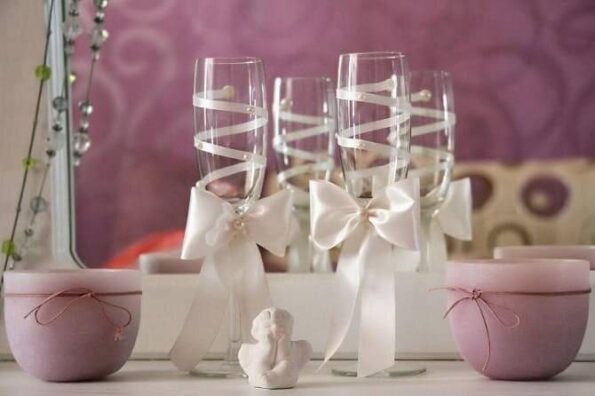 Pahare de nunta DIY: Idei creative pentru decorarea paharelor mirilor
