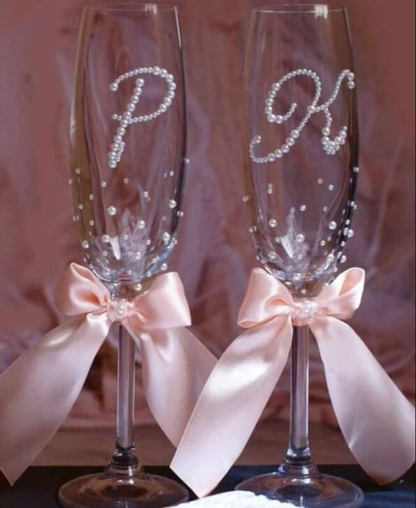 Pahare de nunta DIY: Idei creative pentru decorarea paharelor mirilor