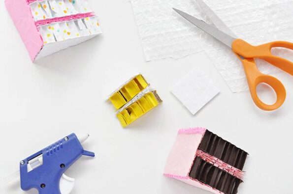 Cum faci cutii sub forma de felie de tort – 6 pasi Cum faci cutii sub forma de felie de tort – idee creativa de craft pentru copii